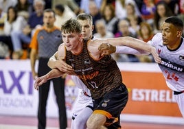 Valtonen y Wiley sujetan al letón Steinbergs durante el partido de esta noche en el Congost.