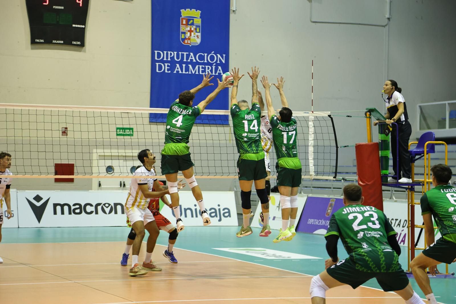 El ataque de Chema Jiménez cae ante el triple bloqueo de Juanmi, Borja Ruiz y Renan