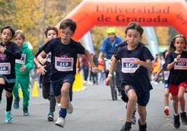 Entusiasmo infantil en las carreras de menores de la Universidad de Granada.