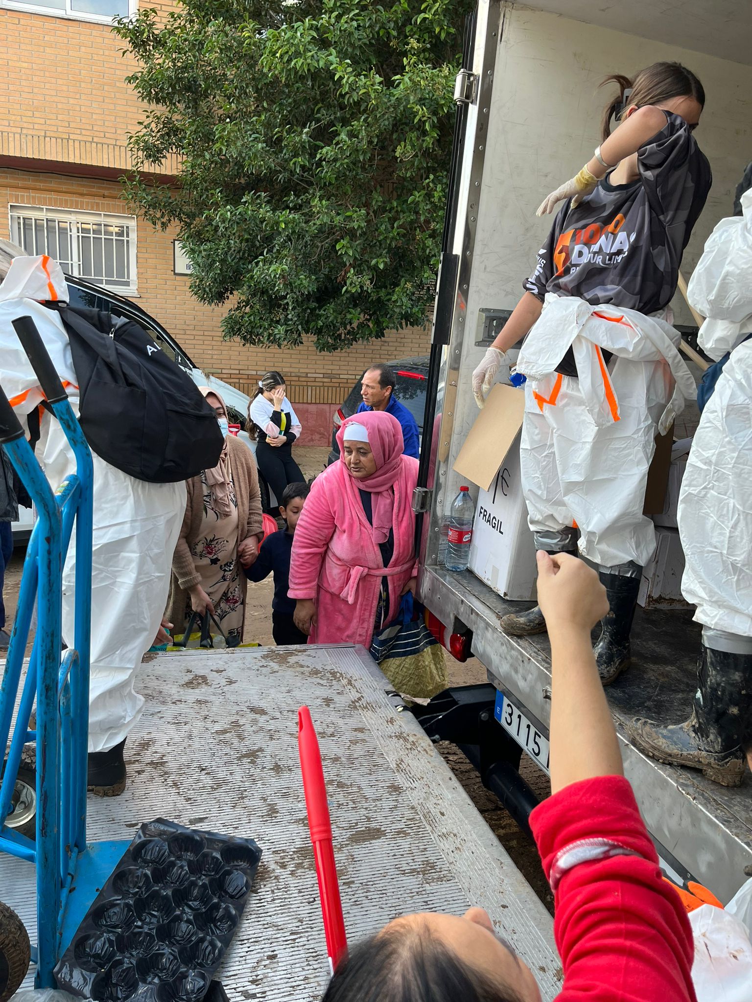 Un recorrido por Algemesí en plena labor de los voluntarios granadinos