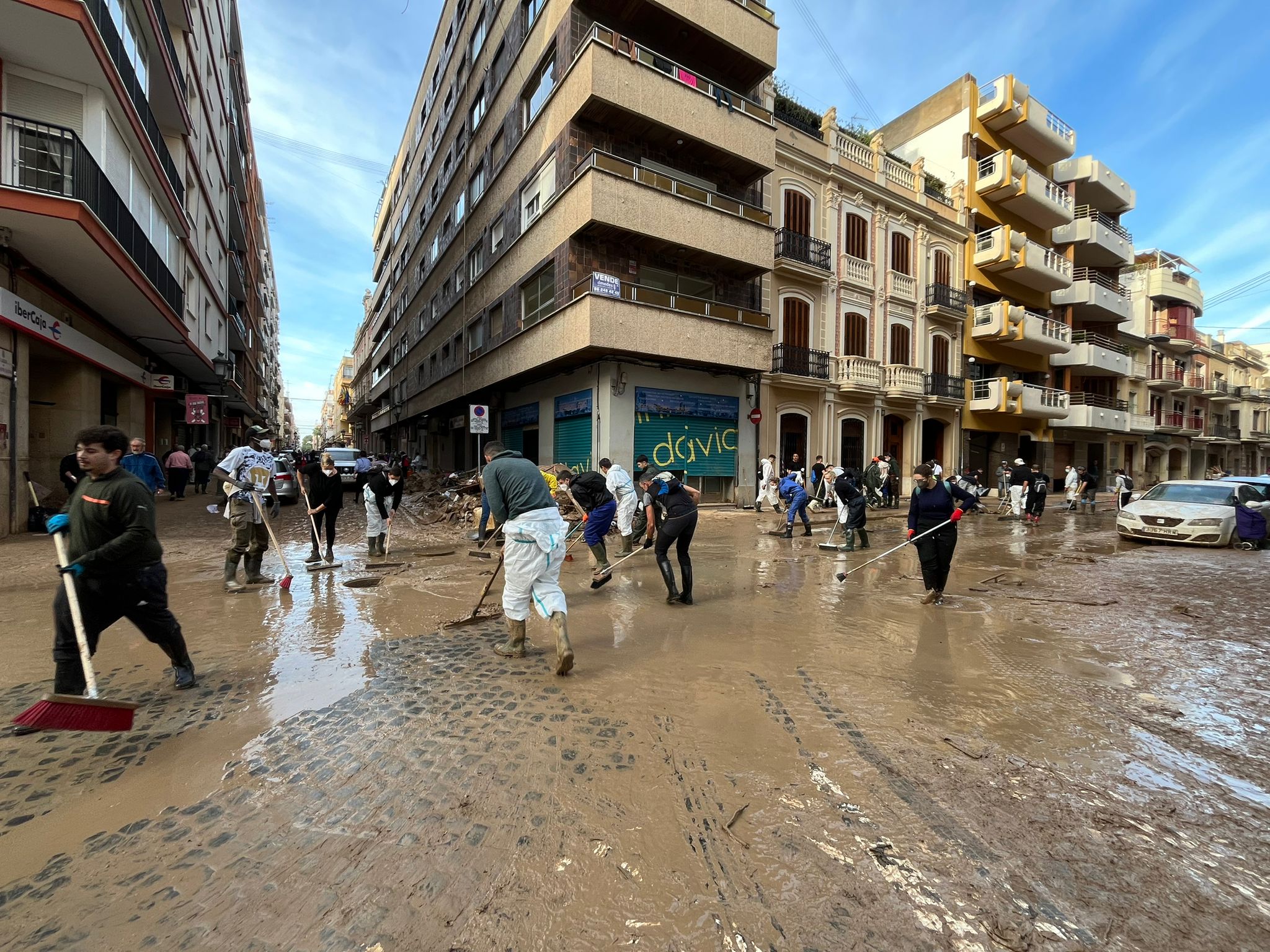 Un recorrido por Algemesí en plena labor de los voluntarios granadinos