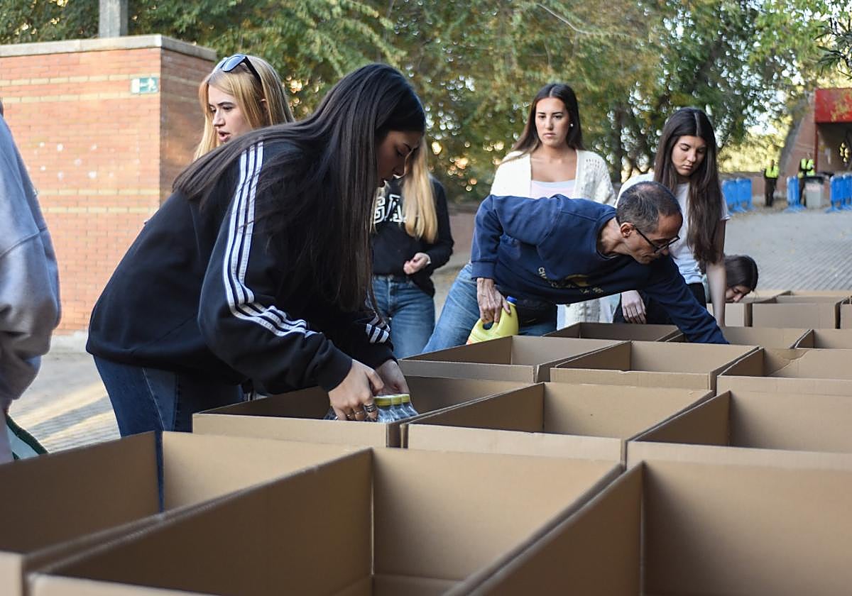 Distintos voluntarios colaboran en la recogida solidaria en Los Cármenes.