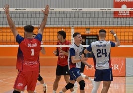 El Universidad de voleibol masculino celebra un punto.