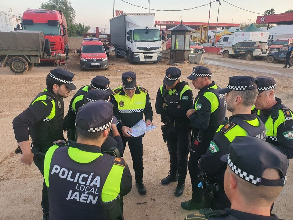 Agentes de Policía Local de Jaén, en Paiporta (Valencia).