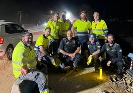 El grupo de trabajo, durante el montaje de la tubería.