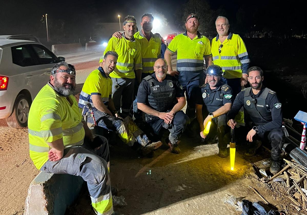 El grupo de trabajo, durante el montaje de la tubería.