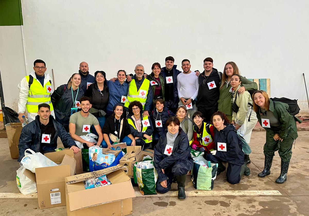 Imagen principal - Susana, Salomé y Ángeles, cargando sus móviles. La noche en el polideportivo. Y el equipo de sanitarios listo para salir