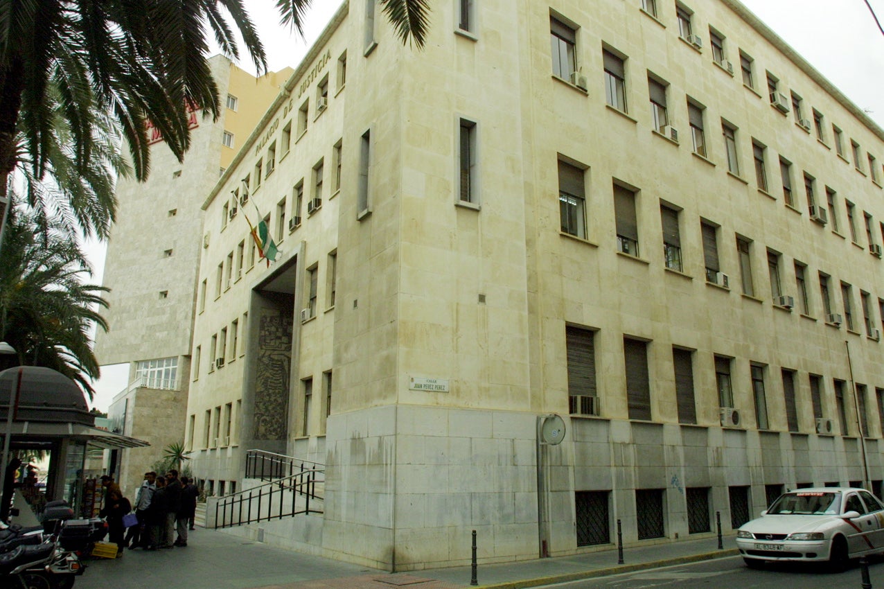Imagen de archivo del exterior del Palacio de Justicia de Almería.