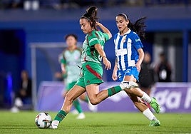 Isa Álvarez manda un balón en largo durante la visita al Espanyol.