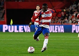 Hongla se dispone a chutar.