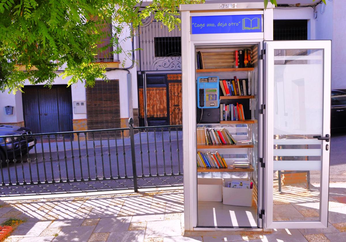 La imagen, tomada en Cozvíjar, pertenece a una información publicada por IDEAL el pasado mes de junio. Esta misma semana, otro municipio, Beas de Granada, también ha transformado su cabina en una biblioteca.