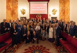 La promoción de Derecho de 1979-84 posa tras el bonito acto conmemorativo del 40º aniversario.