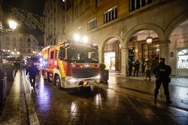 Bomberos de Granada trabajan en las inmediaciones del restaurante.