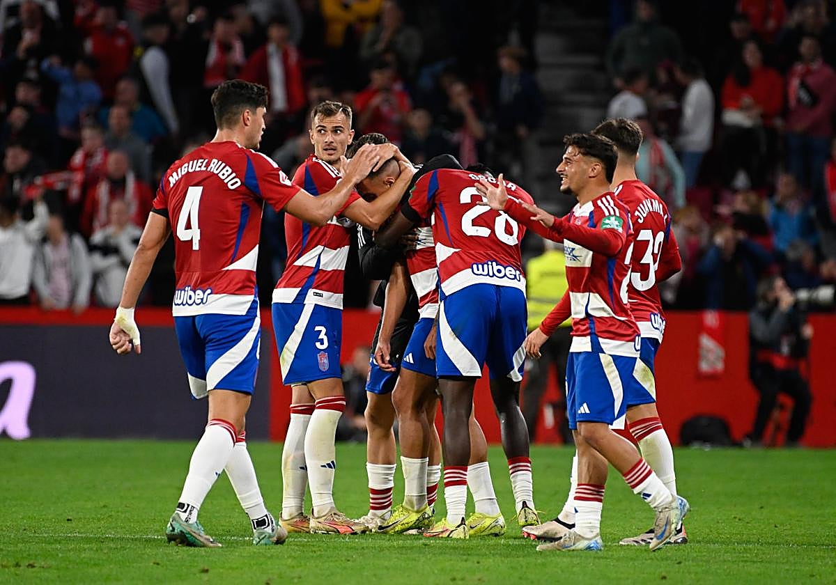 Myrto Uzuni, abrazado por todos sus compañeros tras consumar el 3-2 que al final fue definitivo en el marcador.