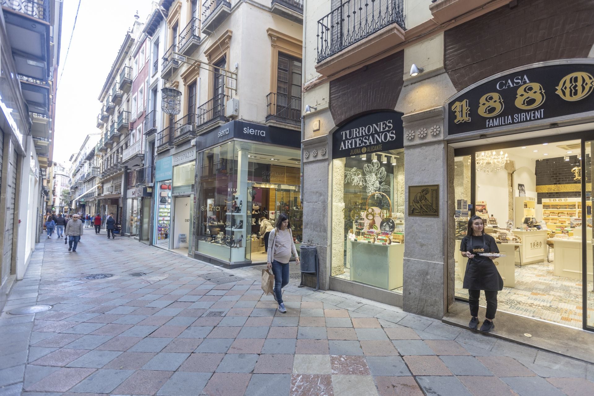 Crónica de una madrugada negra con dos apuñalados en el centro de Granada