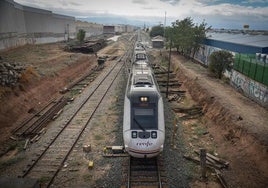 Un tren circula por el tramo de Moreda en dirección a Almería.