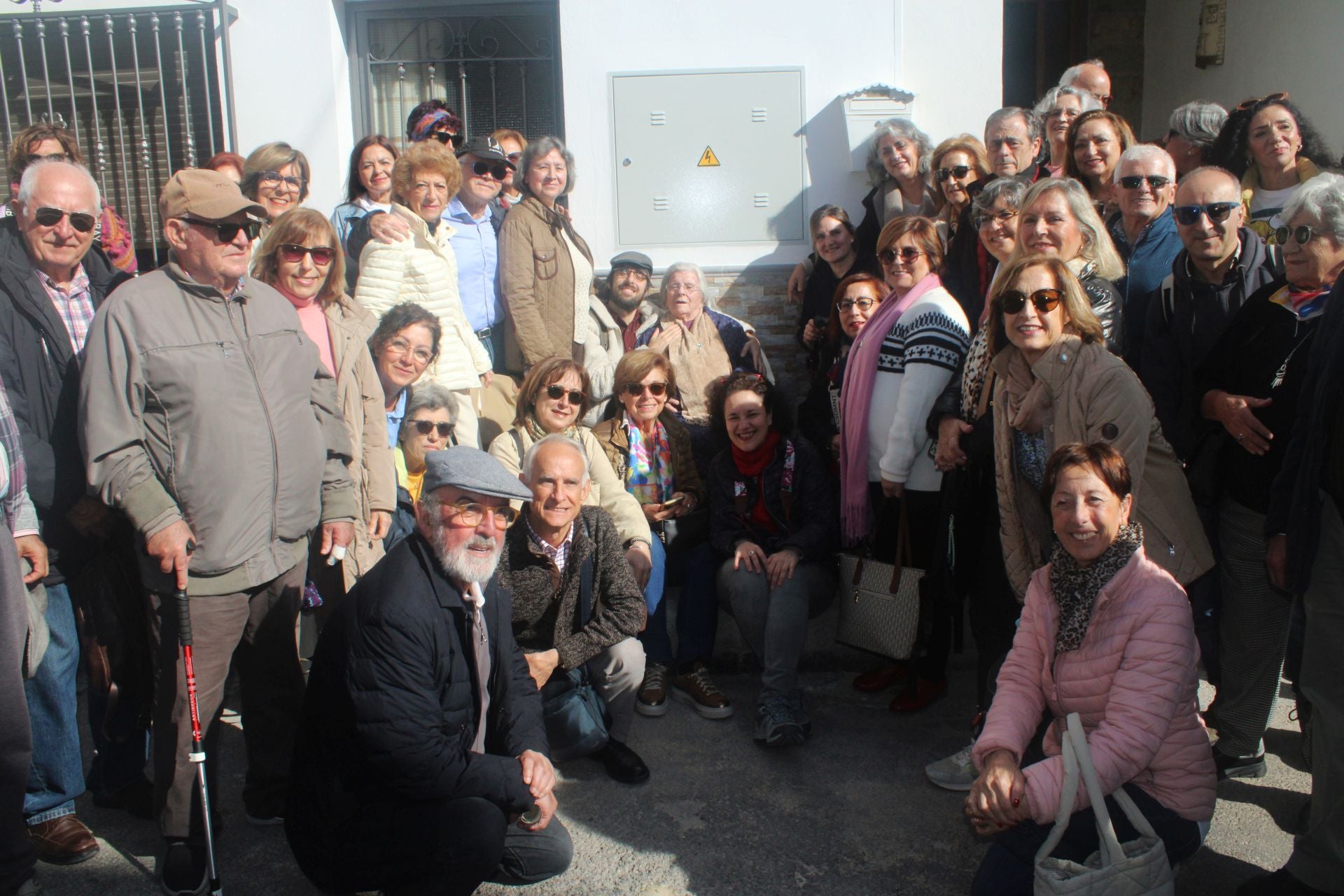 El grupo de lectores procedentes de Vélez-Málaga con Uclés y su abuela.