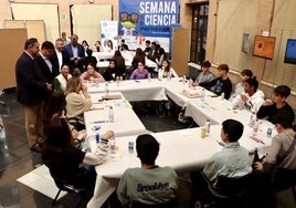 Alumnos en una de las mesas redondas de 'Café con Ciencia'.