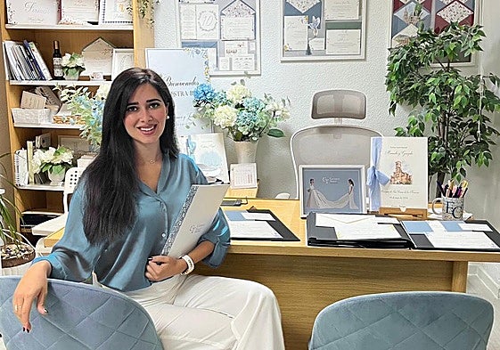 Carmen Travé en su estudio de diseño de Granada.