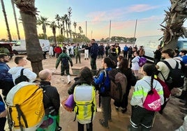 Uno de los jardineros, dando instrucciones al grupo granadino en el polideportivo de Algemesí.