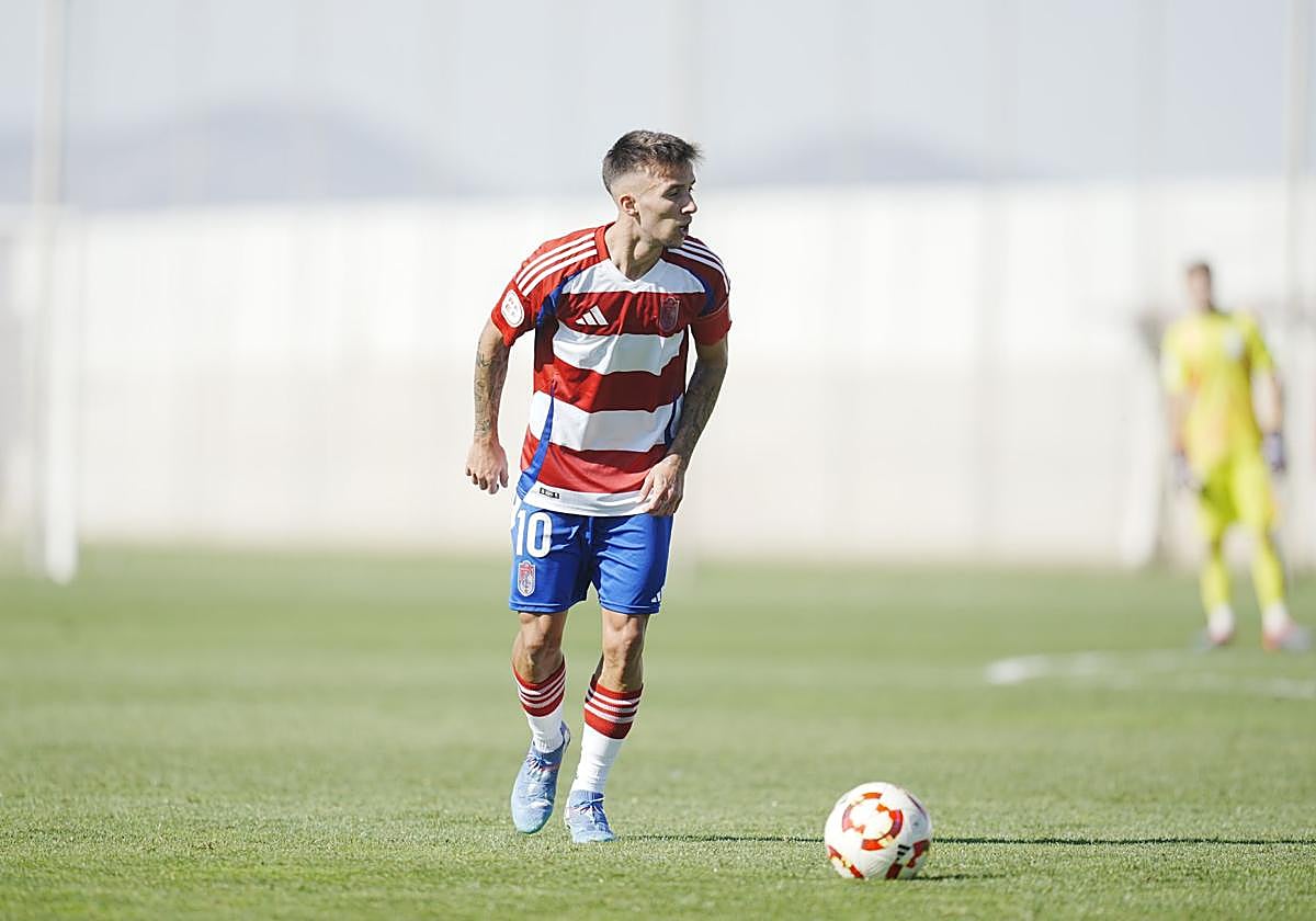Mario González, a punto de sacar un libre directo con el Recreativo ante el Estepona.