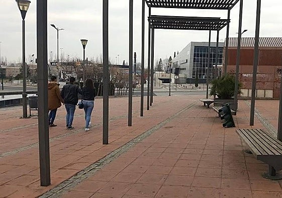La víctima huyó desde la calle Elena Martín Vivaldi hacia la gasolinera situada junto a la calle Neptuno.