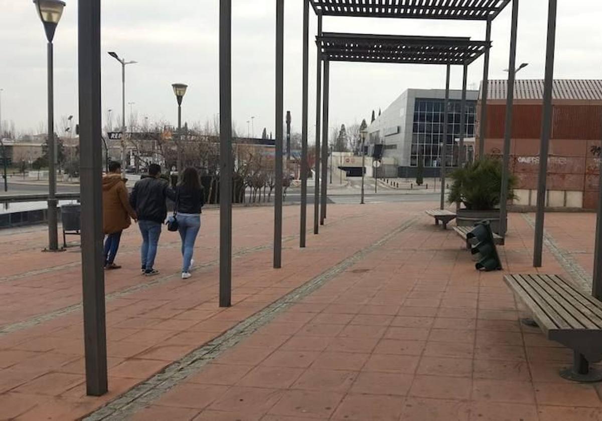 La víctima huyó desde la calle Elena Martín Vivaldi hacia la gasolinera situada junto a la calle Neptuno.