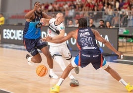 Jonathan Rousselle, uno de los generadores del juego granadino, defendido por Figueroa y Diagne, del Leyma Coruña.