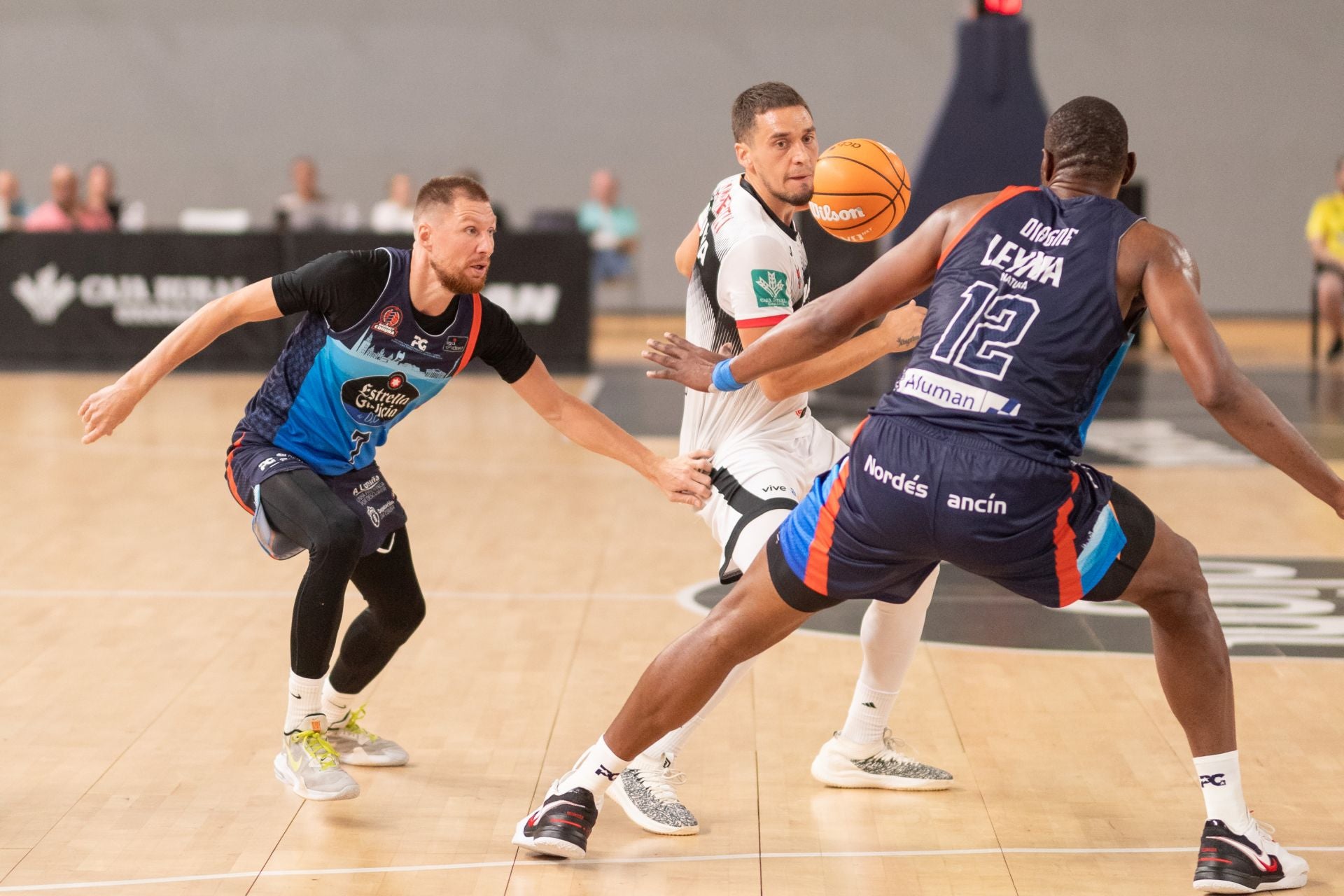 Scott Bamforth fue uno de los jugadores del Covirán destacados en el partido de pretemporada contra el Leyma Coruña.