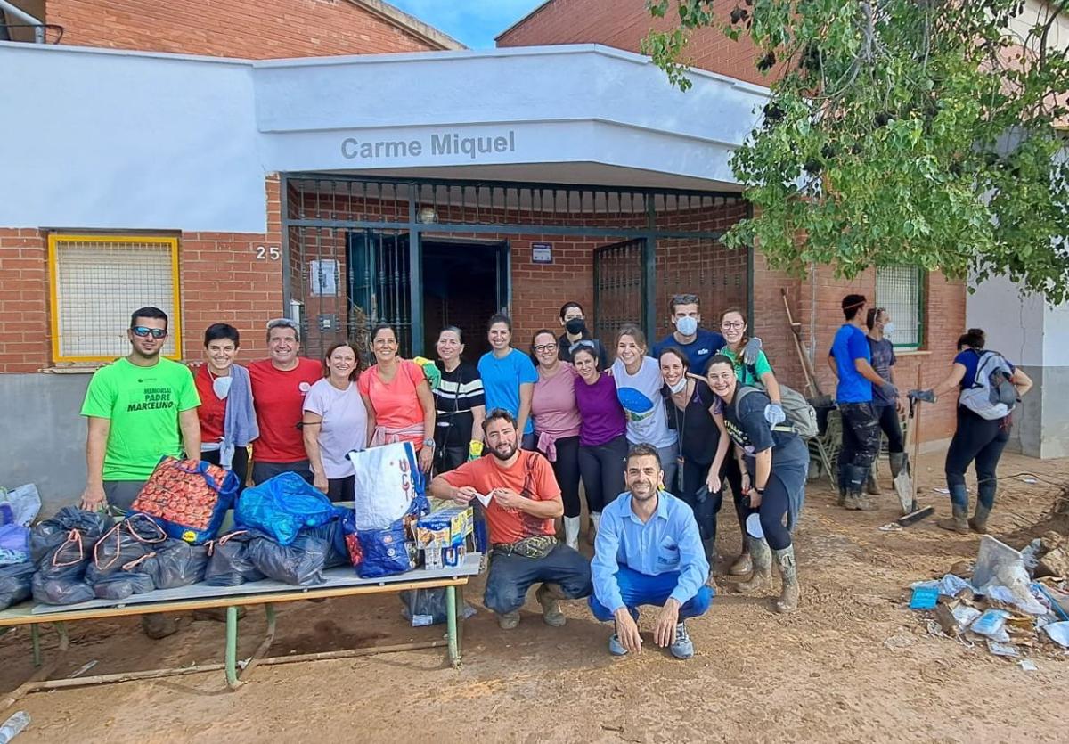 El equipo del Padre Manjón junto a colegas del colegio Carme Miquel de la localidad de Alzira.