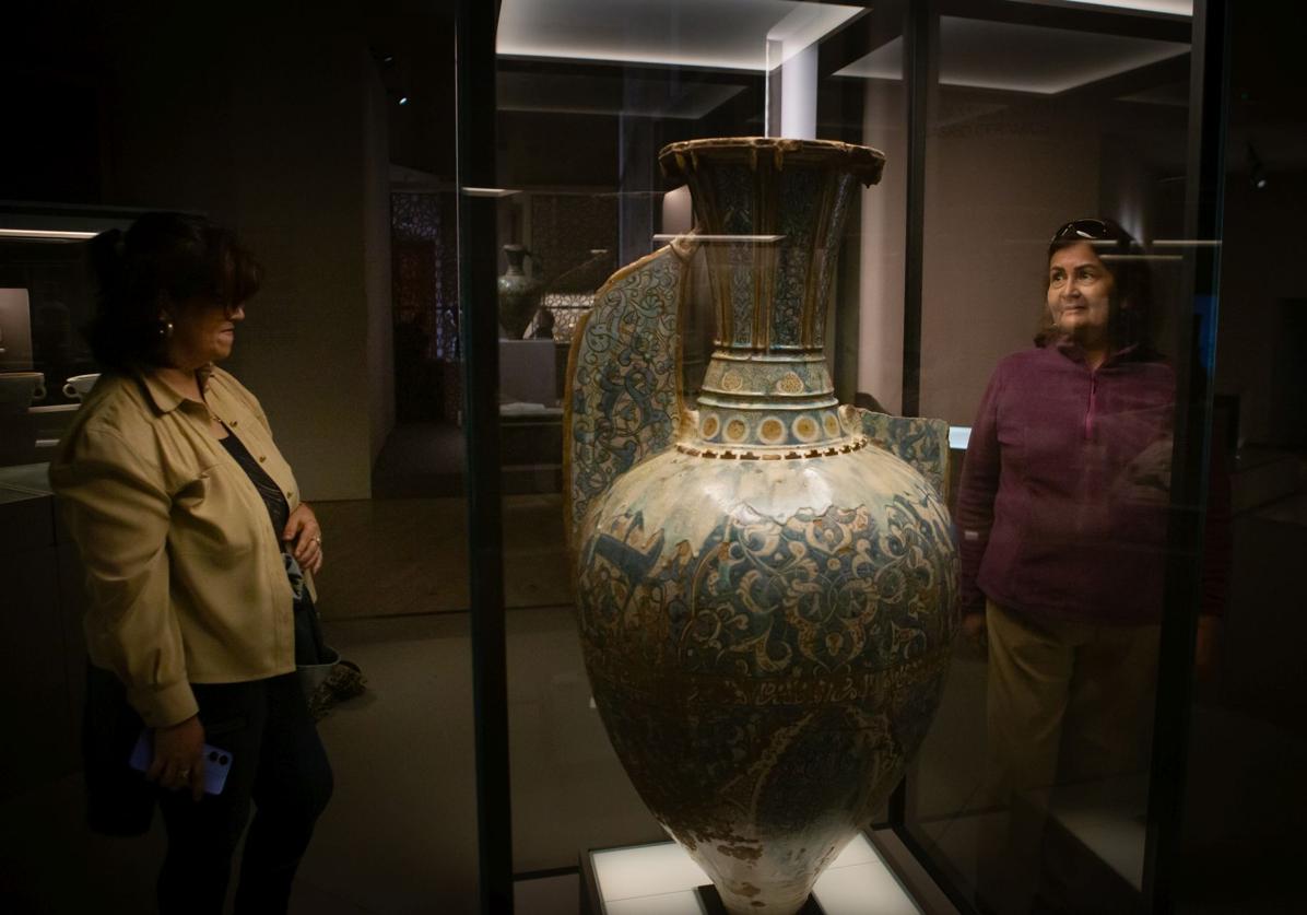 Imagen principal - Exposición sobre cerámica en la Alhambra. 