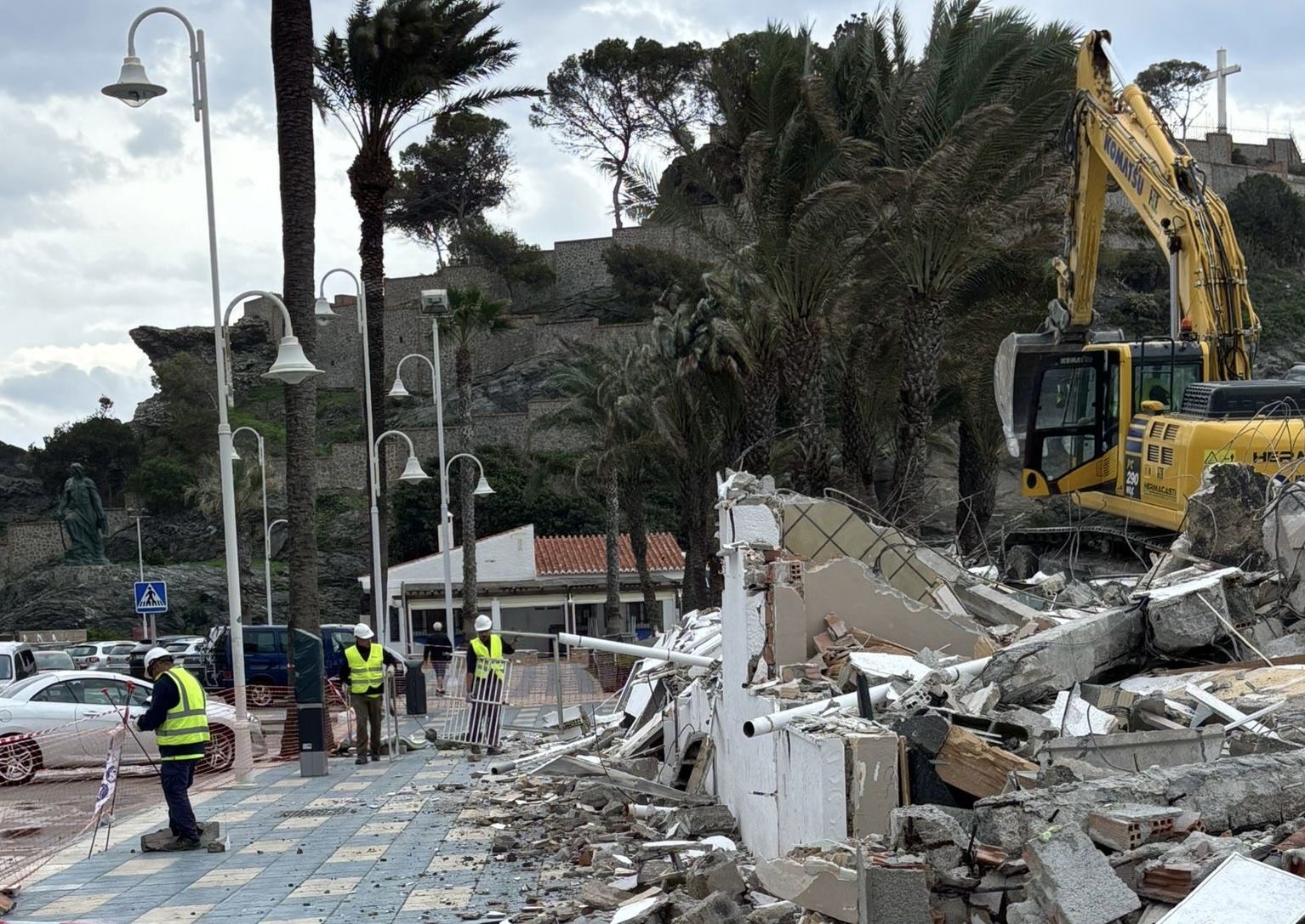 Trabajos de demolición del chiringuito Calabré.