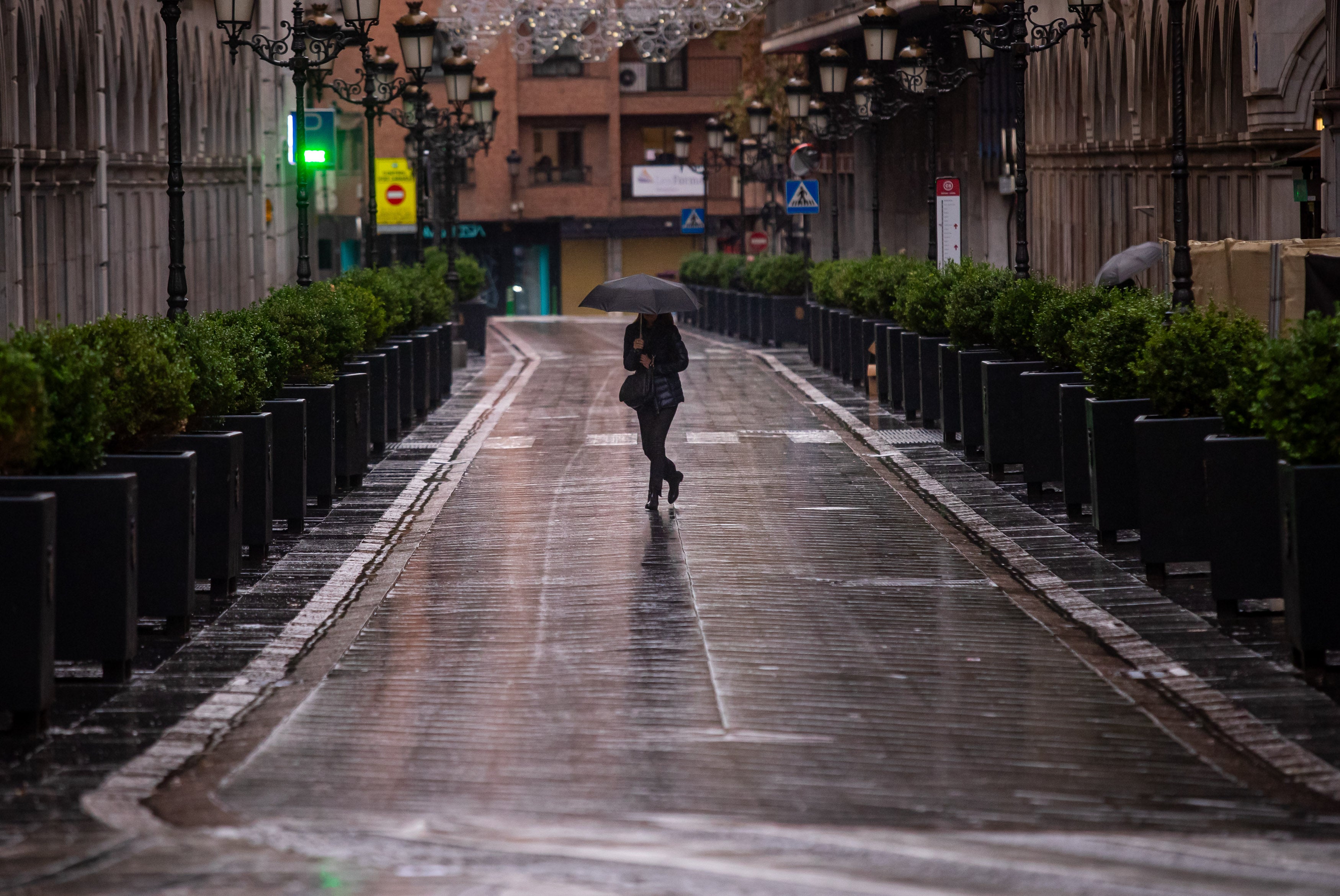 Granada se confina por la lluvia