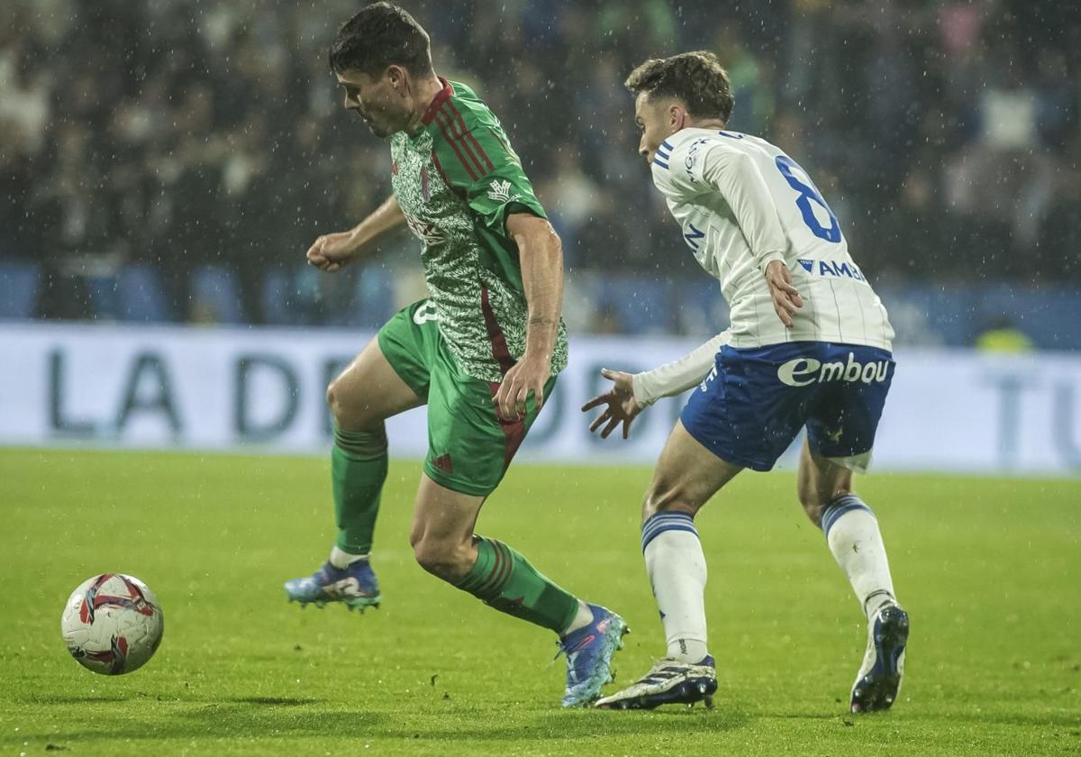 Sergio Ruiz conduce un balón antes de lesionarse en La Romareda.