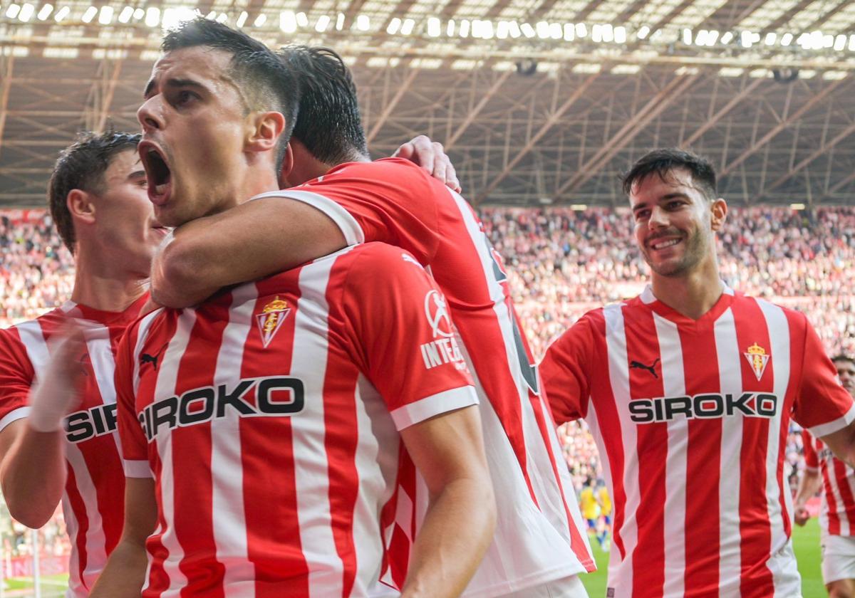 Los futbolistas del Sporting de Gijón celebran un gol durante su último partido en El Molinón.