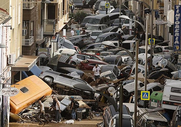 Coches amontonados en una calle de Picaña el miércoles 30 de octubre, tras el paso de la riada.