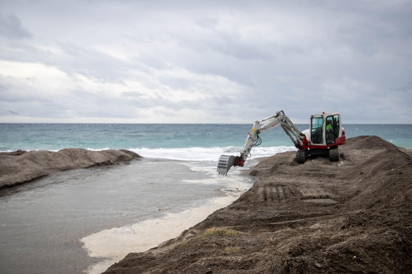 Limpieza en la desembocadura de la Rambla de Las Brujas en Motril, ayer.