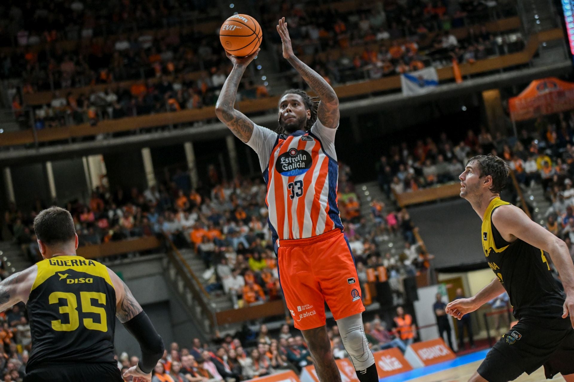 Trey Thompkins lanza a canasta en el partido del Leyma Coruña contra La Laguna Tenerife.