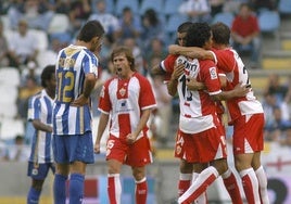 Los rojiblancos celebran uno de los goles logrados en el primer duelo.