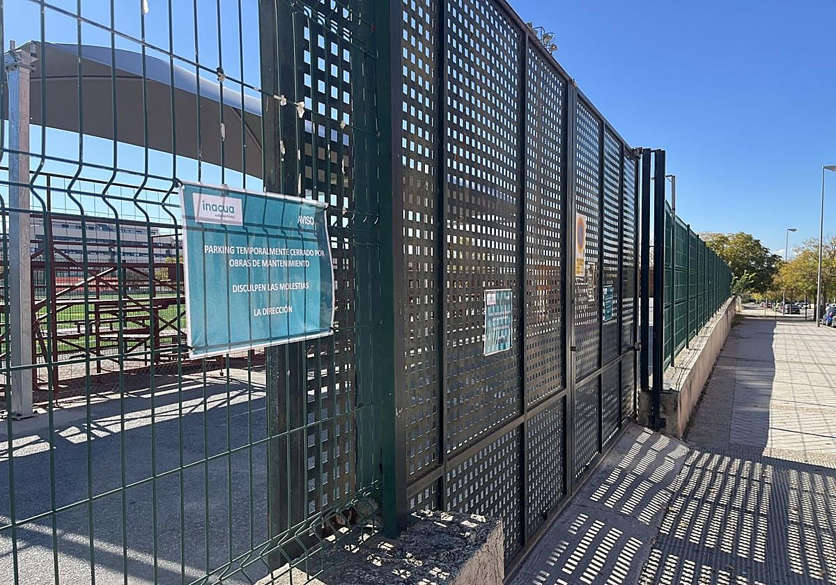 Las instalaciones exteriores del complejo deportivo siguen clausuradas.