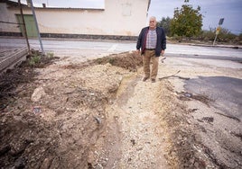 Alcalde de Valderrubio, Antonio García, junto a los restos del dique que improvisó con otros trabajadores del Ayuntamiento