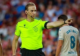 Sánchez López sostiene una de sus decisiones durante el derbi contra el Córdoba.