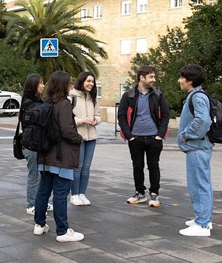 Imagen secundaria 2 - Ambiente en distintos puntos de la ciudad este jueves por la mañana.