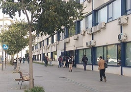 Estudiantes entrando a clase en la UGR.