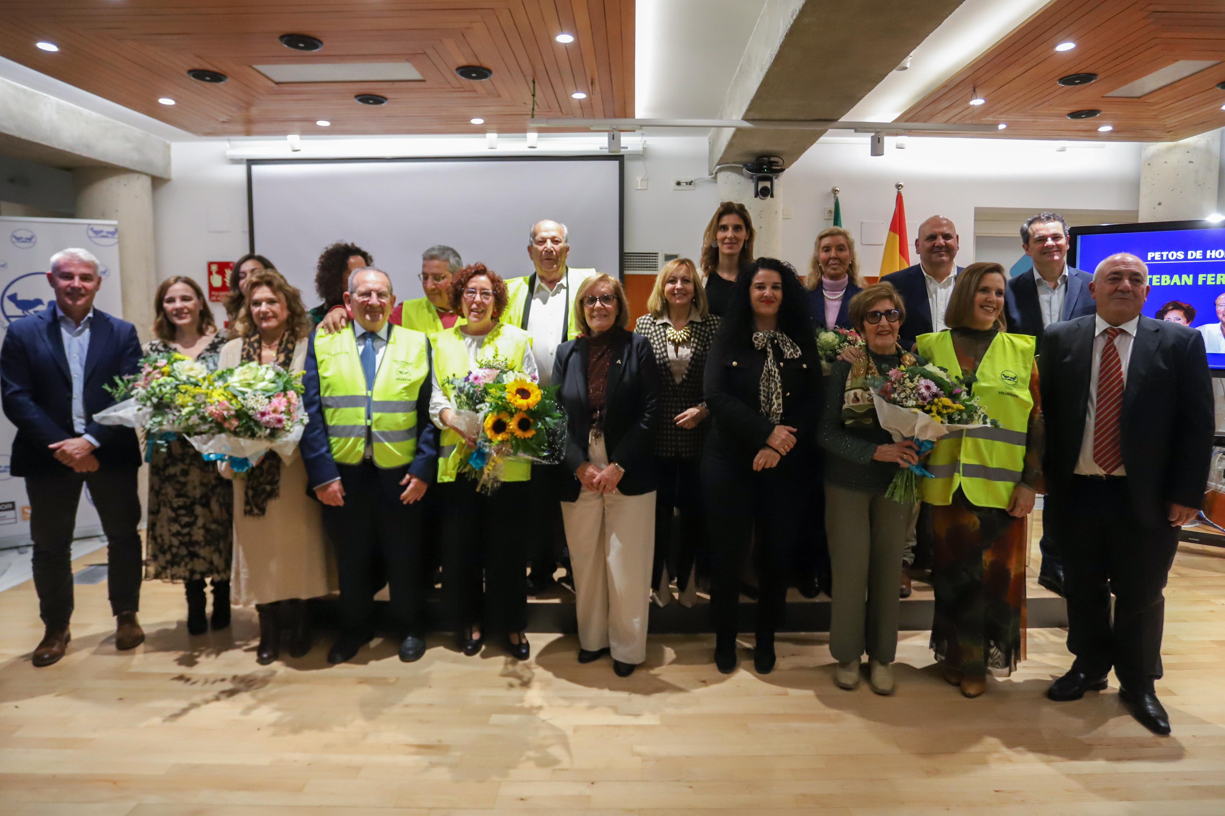 Los galardonados posan con los méritos y petos de honor del Banco de Alimentos de Granada.