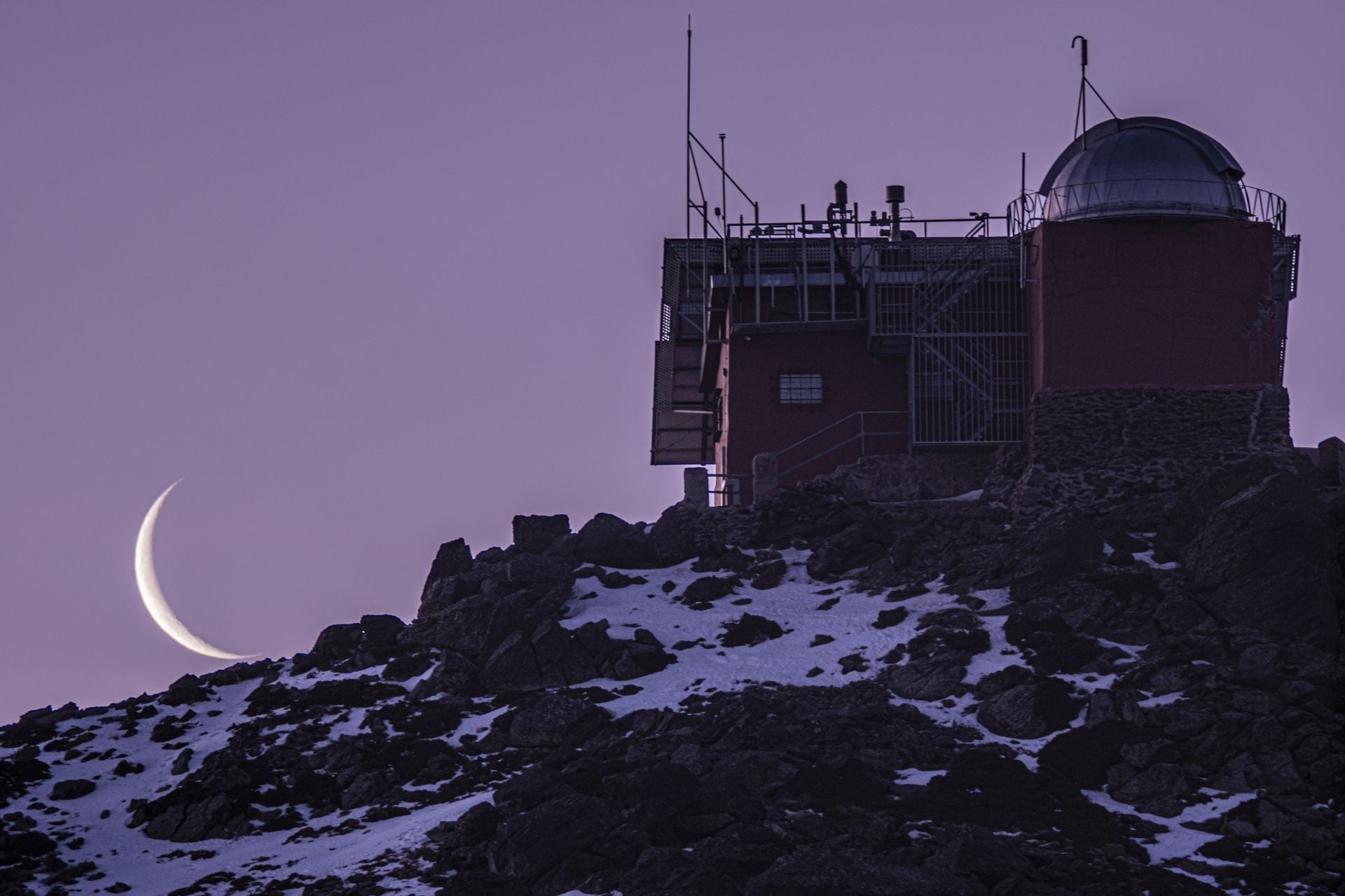 Observatorio astronómico del Mojón del Trigo, en Sierra Nevada, con una preciosa Luna al final de su fase decreciente. 