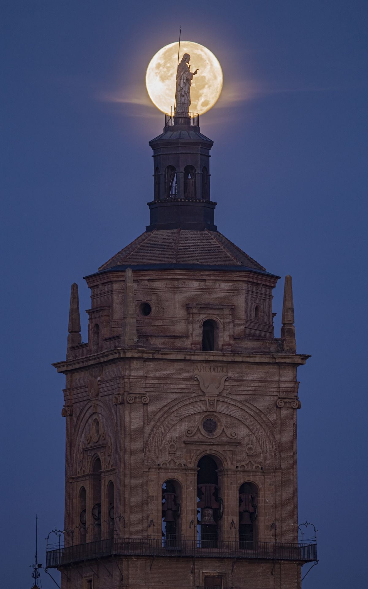 El Sagrado Corazón de Guadix enmarcado en una espectacular Luna llena.