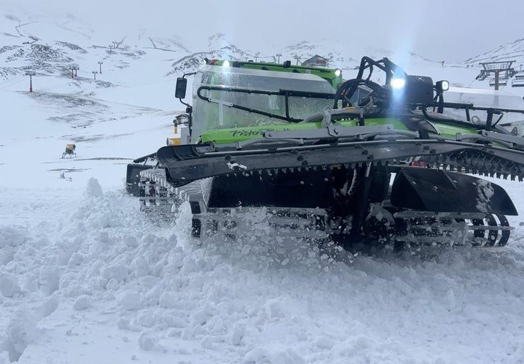 Máquinas trabajan en la zona de principiantes de Sierra Nevada este jueves.