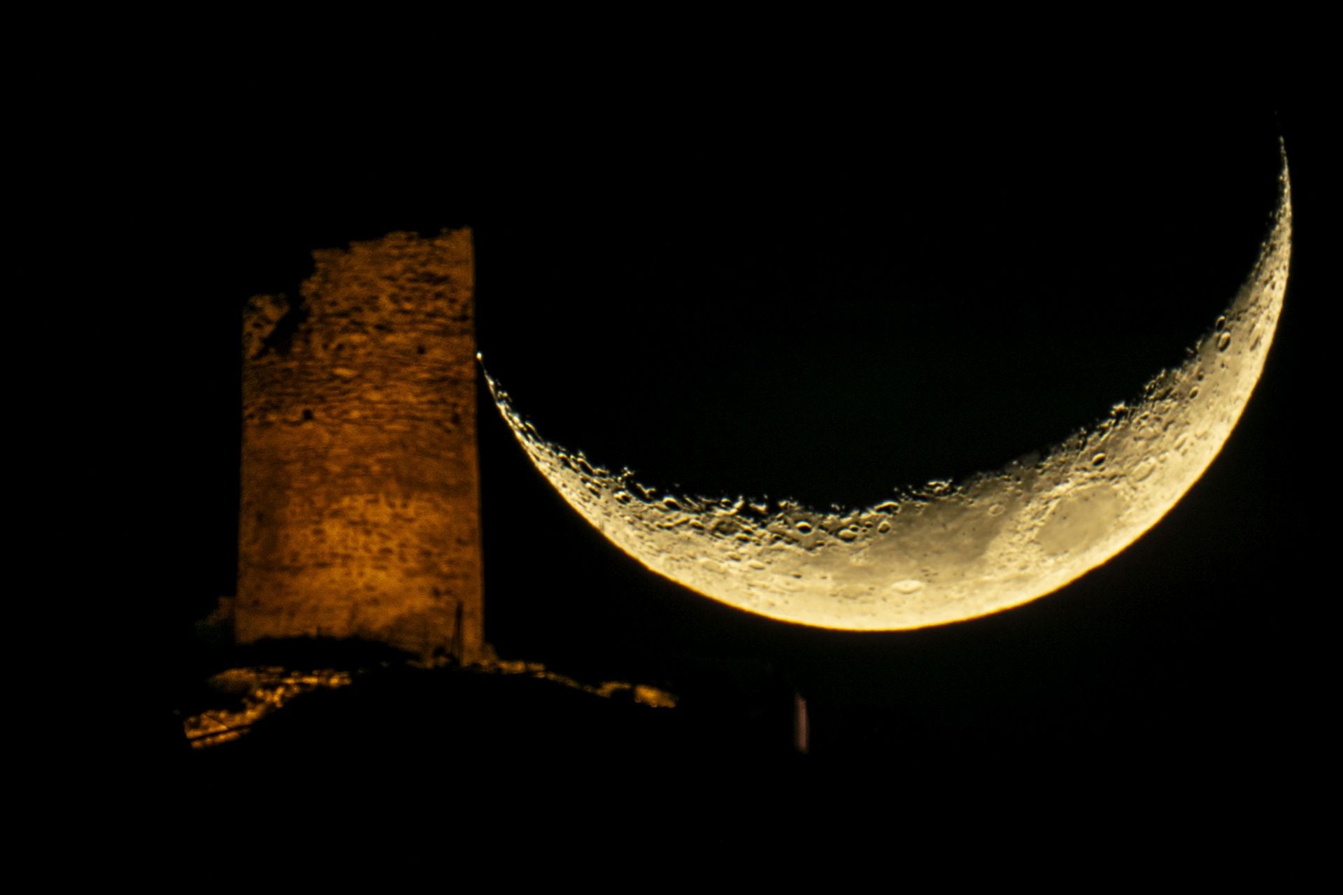 Fotografía hipnótica de la Luna y el Torreón de Albolote. 