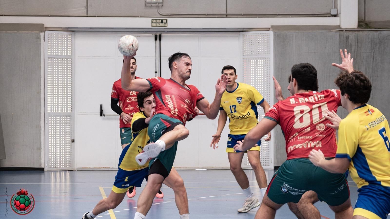 Un ataque del Ciudad de Granada de balonmano.